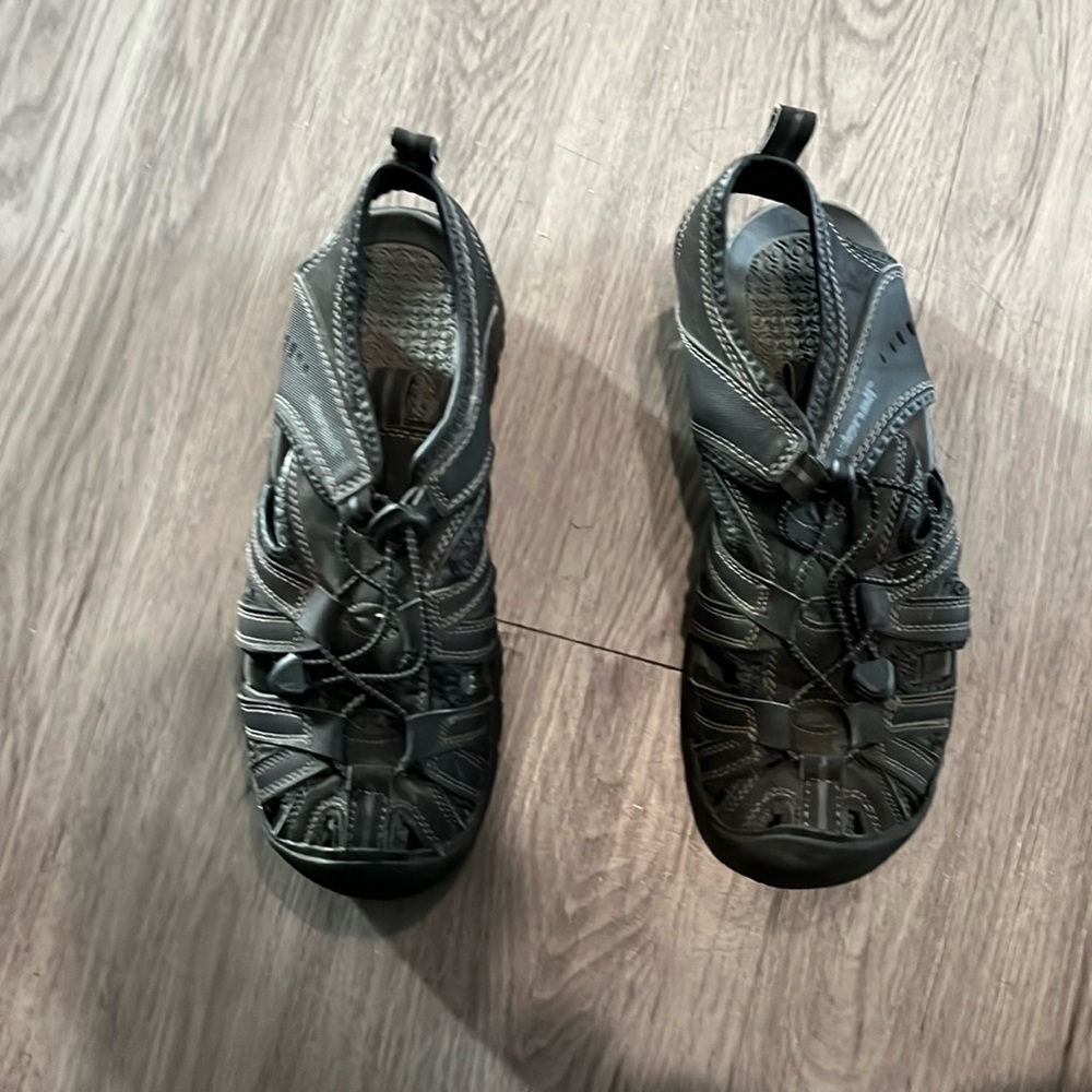 Men’s sandals size 8